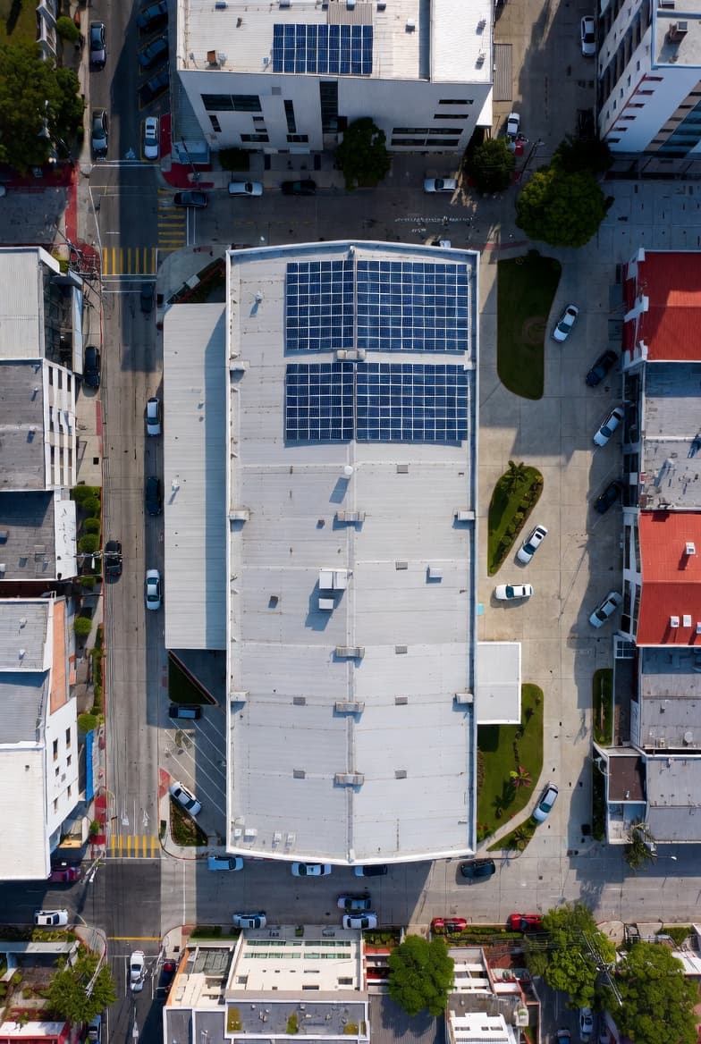 Paneles Solares para Empresas en Guatemala: Beneficios Fiscales y ROI