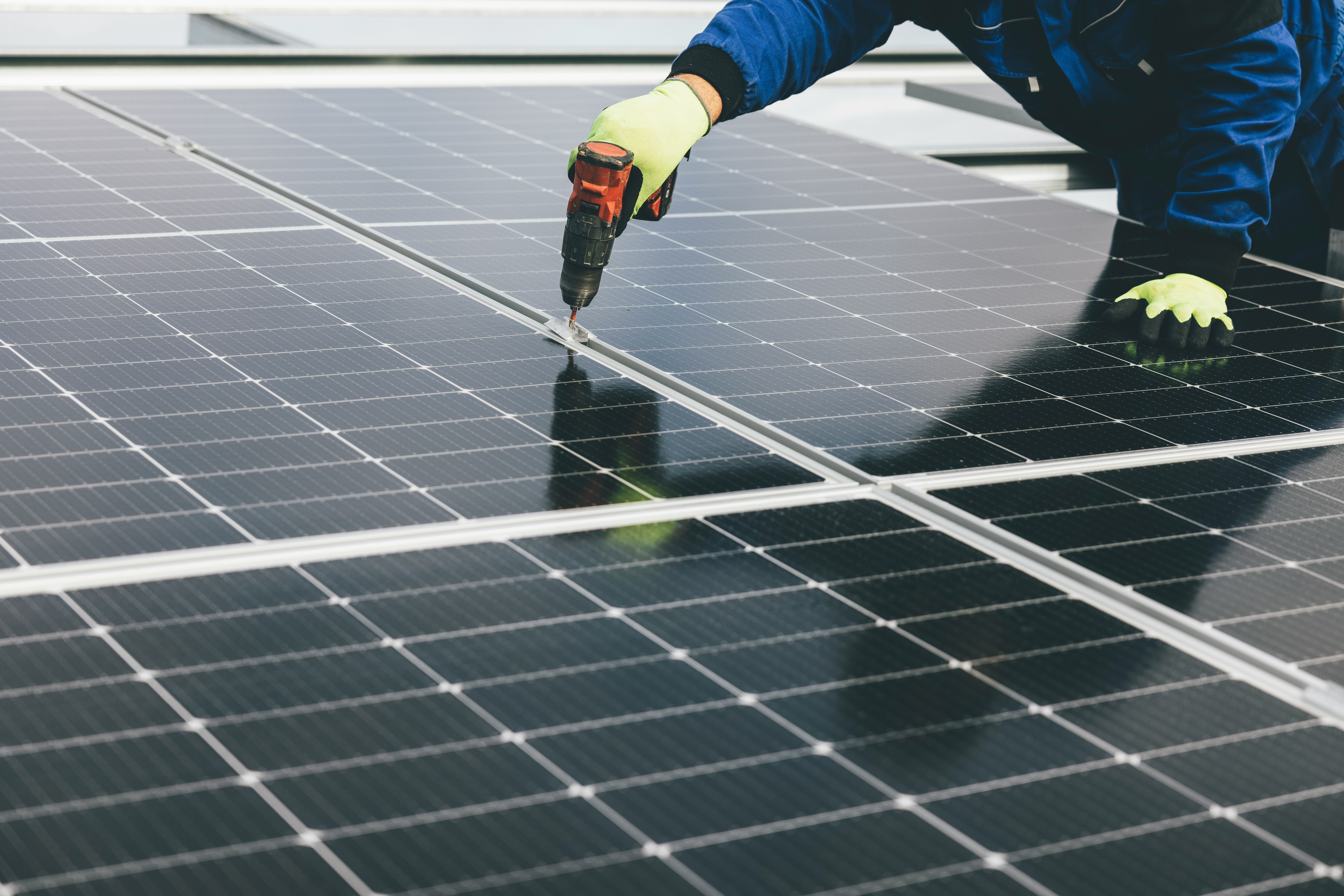 Componentes de una instalación solar en Guatemala incluyendo paneles, inversores y baterías
